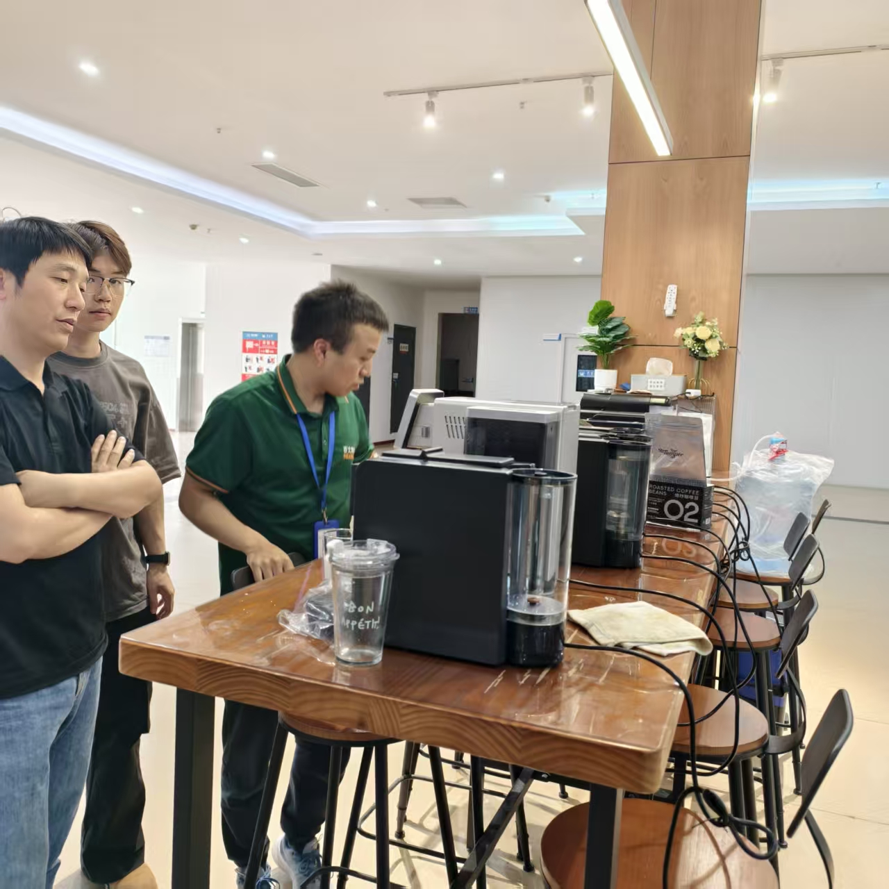 Aosom E-COMMERCE INC. អ្នកគ្រប់គ្រងទូទៅ Tang ទស្សនា Seaver & Inspects Fully Automatic Coffee Machine SV205